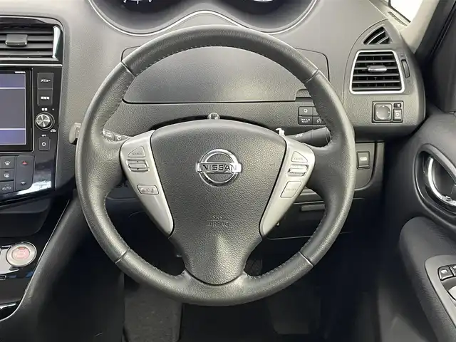 日産 セレナ HWS S HV Vセレ +SeftyⅡ 千葉県 2015(平27)年 6.4万km ブリリアントシルバー 禁煙車/エマージェンシーブレーキ/両側電動ドア/純正８インチメモリナビ/・型番：MM515D-L/・CD/DVD/AUX/USB/Bluetooth/フルセグTV/・アラウンドビューモニター/・ビルトインETC/クルーズコントロール/革巻きステアリング/・ステアリングスイッチ/純正フロアマット/純正１６インチAW/オートライト/・LEDヘッドライト/・フォグランプ