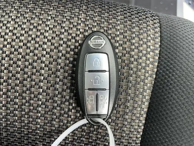 日産 セレナ HWS S HV Vセレ +SeftyⅡ 千葉県 2015(平27)年 6.4万km ブリリアントシルバー 禁煙車/エマージェンシーブレーキ/両側電動ドア/純正８インチメモリナビ/・型番：MM515D-L/・CD/DVD/AUX/USB/Bluetooth/フルセグTV/・アラウンドビューモニター/・ビルトインETC/クルーズコントロール/革巻きステアリング/・ステアリングスイッチ/純正フロアマット/純正１６インチAW/オートライト/・LEDヘッドライト/・フォグランプ