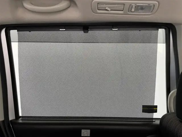 日産 セレナ HWS S HV Vセレ +SeftyⅡ 千葉県 2015(平27)年 6.4万km ブリリアントシルバー 禁煙車/エマージェンシーブレーキ/両側電動ドア/純正８インチメモリナビ/・型番：MM515D-L/・CD/DVD/AUX/USB/Bluetooth/フルセグTV/・アラウンドビューモニター/・ビルトインETC/クルーズコントロール/革巻きステアリング/・ステアリングスイッチ/純正フロアマット/純正１６インチAW/オートライト/・LEDヘッドライト/・フォグランプ