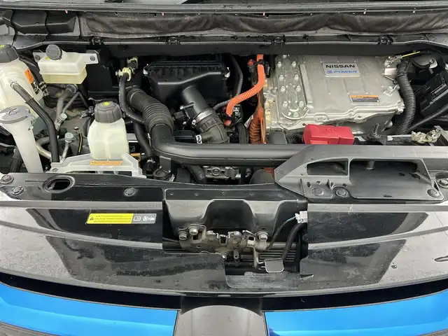 日産 セレナ e－パワー ハイウェイスター V 千葉県 2018(平30)年 6万km ブリリアントホワイトパール 禁煙車/純正ナビ/・MM317D-W/・CD/DVD/BT/AUX/フルセグ/プロパイロット/オートクルーズコントロール/両側パワースライドドア/ハンズフリースライドドア/全方位カメラ/LEDヘッドライト/オートライト/オートハイビーム/コーナーセンサー/スマートキー/ETC/サイド＆カーテンエアバッグ/純正15インチアルミホイール