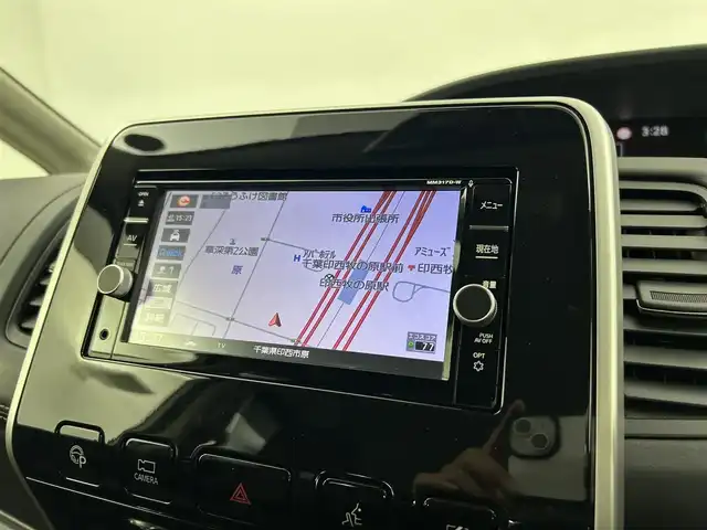 日産 セレナ e－パワー ハイウェイスター V 千葉県 2018(平30)年 6万km ブリリアントホワイトパール 禁煙車/純正ナビ/・MM317D-W/・CD/DVD/BT/AUX/フルセグ/プロパイロット/オートクルーズコントロール/両側パワースライドドア/ハンズフリースライドドア/全方位カメラ/LEDヘッドライト/オートライト/オートハイビーム/コーナーセンサー/スマートキー/ETC/サイド＆カーテンエアバッグ/純正15インチアルミホイール