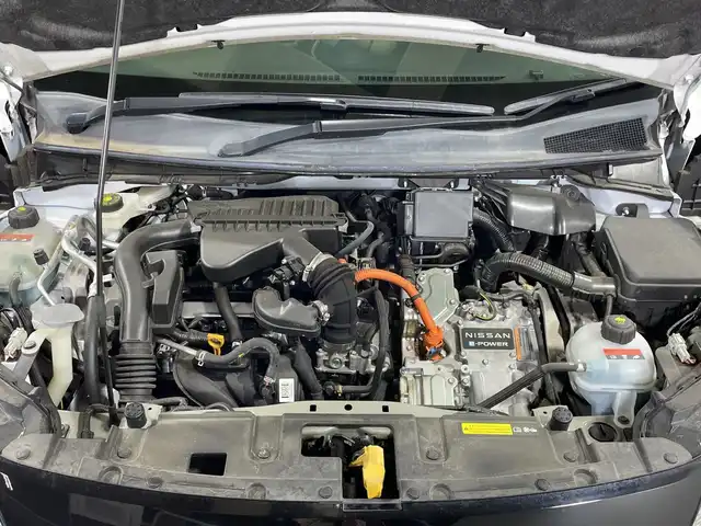 日産 ノート X 神奈川県 2021(令3)年 2.2万km ピュアホワイトパール 純正ナビゲーション/アラウンドビューモニター/純正ＬＥＤヘッドライト/オートライト/オートハイビーム/ＥＴＣ２．０/前方ドライブレコーダー/スマートキー/スペアキー/純正１６インチアルミホイール付き夏タイヤ/置くだけ充電付き/デジタルインナーミラー/フロアマット/コーナーセンサー/クリアランスソナー/ＡＢＳ/横滑り防止/盗難防止装置