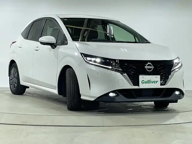 日産 ノート X 神奈川県 2021(令3)年 2.2万km ピュアホワイトパール 純正ナビゲーション/アラウンドビューモニター/純正ＬＥＤヘッドライト/オートライト/オートハイビーム/ＥＴＣ２．０/前方ドライブレコーダー/スマートキー/スペアキー/純正１６インチアルミホイール付き夏タイヤ/置くだけ充電付き/デジタルインナーミラー/フロアマット/コーナーセンサー/クリアランスソナー/ＡＢＳ/横滑り防止/盗難防止装置