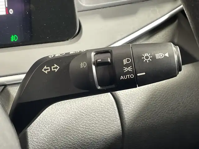 日産 ノート X 神奈川県 2021(令3)年 2.2万km ピュアホワイトパール 純正ナビゲーション/アラウンドビューモニター/純正ＬＥＤヘッドライト/オートライト/オートハイビーム/ＥＴＣ２．０/前方ドライブレコーダー/スマートキー/スペアキー/純正１６インチアルミホイール付き夏タイヤ/置くだけ充電付き/デジタルインナーミラー/フロアマット/コーナーセンサー/クリアランスソナー/ＡＢＳ/横滑り防止/盗難防止装置