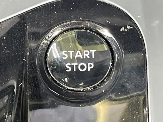 日産 ノート X 神奈川県 2021(令3)年 2.2万km ピュアホワイトパール 純正ナビゲーション/アラウンドビューモニター/純正ＬＥＤヘッドライト/オートライト/オートハイビーム/ＥＴＣ２．０/前方ドライブレコーダー/スマートキー/スペアキー/純正１６インチアルミホイール付き夏タイヤ/置くだけ充電付き/デジタルインナーミラー/フロアマット/コーナーセンサー/クリアランスソナー/ＡＢＳ/横滑り防止/盗難防止装置