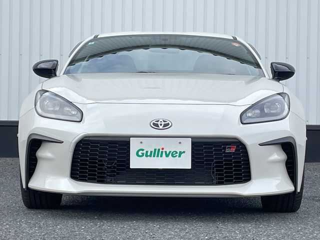 トヨタ ＧＲ８６ RZ 千葉県 2024(令6)年 0.1万km クリスタルホワイトパール メーカーOP/・brembo製ベンチレーテッドディスクブレーキ（フロント：17インチ4ポッド対向キャリパー・リヤ：17インチ2ポッド対向キャリパー)203500円/・SACHS(ZF)アブソーバー55000円/純正9インチナビ/(フルセグTV/BT/CD/DVD/FM/AM)/ブラインドスポットモニター/衝突被害軽減システム/車線逸脱警報/バックカメラ/追従式クルーズコントロール/ハーフレザーシート/横滑り防止装置/ETC2.0/LEDヘッドライト/オートライト/ウィンカーミラー/電動格納ミラー/純正18インチAW/シートヒーター/シートリフター/TVキャンセラー/プッシュスタート/スマートキー/フロアマット/スペアキー/取扱説明書/保証書