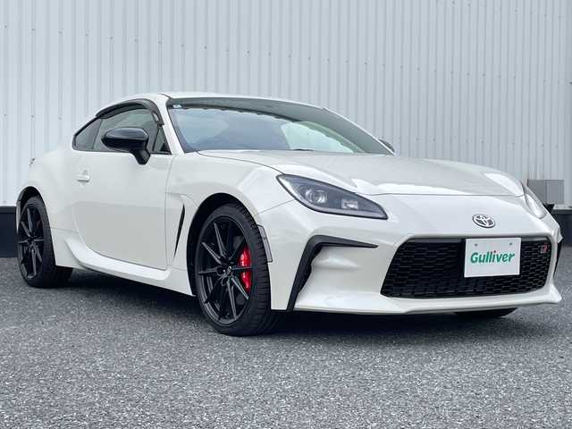 トヨタ ＧＲ８６ RZ 千葉県 2024(令6)年 0.1万km クリスタルホワイトパール メーカーOP/・brembo製ベンチレーテッドディスクブレーキ（フロント：17インチ4ポッド対向キャリパー・リヤ：17インチ2ポッド対向キャリパー)203500円/・SACHS(ZF)アブソーバー55000円/純正9インチナビ/(フルセグTV/BT/CD/DVD/FM/AM)/ブラインドスポットモニター/衝突被害軽減システム/車線逸脱警報/バックカメラ/追従式クルーズコントロール/ハーフレザーシート/横滑り防止装置/ETC2.0/LEDヘッドライト/オートライト/ウィンカーミラー/電動格納ミラー/純正18インチAW/シートヒーター/シートリフター/TVキャンセラー/プッシュスタート/スマートキー/フロアマット/スペアキー/取扱説明書/保証書