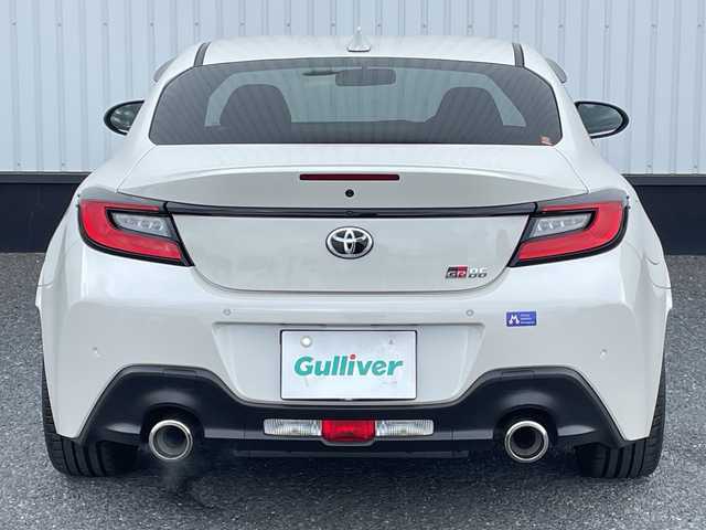 トヨタ ＧＲ８６ RZ 千葉県 2024(令6)年 0.1万km クリスタルホワイトパール メーカーOP/・brembo製ベンチレーテッドディスクブレーキ（フロント：17インチ4ポッド対向キャリパー・リヤ：17インチ2ポッド対向キャリパー)203500円/・SACHS(ZF)アブソーバー55000円/純正9インチナビ/(フルセグTV/BT/CD/DVD/FM/AM)/ブラインドスポットモニター/衝突被害軽減システム/車線逸脱警報/バックカメラ/追従式クルーズコントロール/ハーフレザーシート/横滑り防止装置/ETC2.0/LEDヘッドライト/オートライト/ウィンカーミラー/電動格納ミラー/純正18インチAW/シートヒーター/シートリフター/TVキャンセラー/プッシュスタート/スマートキー/フロアマット/スペアキー/取扱説明書/保証書