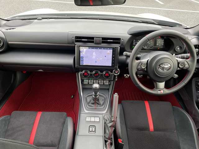 トヨタ ＧＲ８６ RZ 千葉県 2024(令6)年 0.1万km クリスタルホワイトパール メーカーOP/・brembo製ベンチレーテッドディスクブレーキ（フロント：17インチ4ポッド対向キャリパー・リヤ：17インチ2ポッド対向キャリパー)203500円/・SACHS(ZF)アブソーバー55000円/純正9インチナビ/(フルセグTV/BT/CD/DVD/FM/AM)/ブラインドスポットモニター/衝突被害軽減システム/車線逸脱警報/バックカメラ/追従式クルーズコントロール/ハーフレザーシート/横滑り防止装置/ETC2.0/LEDヘッドライト/オートライト/ウィンカーミラー/電動格納ミラー/純正18インチAW/シートヒーター/シートリフター/TVキャンセラー/プッシュスタート/スマートキー/フロアマット/スペアキー/取扱説明書/保証書