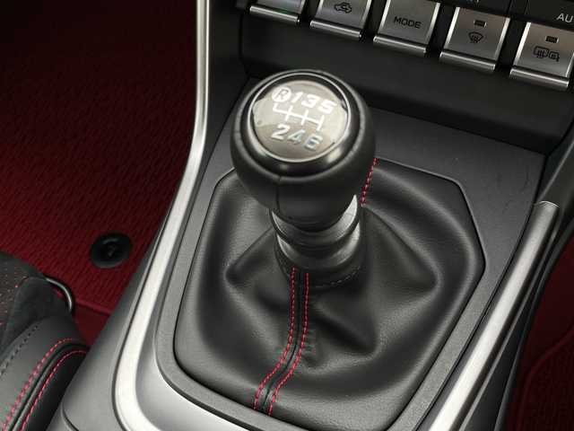 トヨタ ＧＲ８６ RZ 千葉県 2024(令6)年 0.1万km クリスタルホワイトパール メーカーOP/・brembo製ベンチレーテッドディスクブレーキ（フロント：17インチ4ポッド対向キャリパー・リヤ：17インチ2ポッド対向キャリパー)203500円/・SACHS(ZF)アブソーバー55000円/純正9インチナビ/(フルセグTV/BT/CD/DVD/FM/AM)/ブラインドスポットモニター/衝突被害軽減システム/車線逸脱警報/バックカメラ/追従式クルーズコントロール/ハーフレザーシート/横滑り防止装置/ETC2.0/LEDヘッドライト/オートライト/ウィンカーミラー/電動格納ミラー/純正18インチAW/シートヒーター/シートリフター/TVキャンセラー/プッシュスタート/スマートキー/フロアマット/スペアキー/取扱説明書/保証書