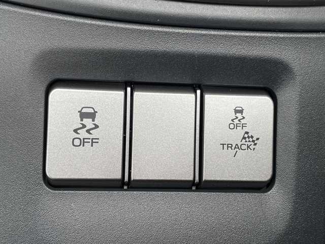 トヨタ ＧＲ８６ RZ 千葉県 2024(令6)年 0.1万km クリスタルホワイトパール メーカーOP/・brembo製ベンチレーテッドディスクブレーキ（フロント：17インチ4ポッド対向キャリパー・リヤ：17インチ2ポッド対向キャリパー)203500円/・SACHS(ZF)アブソーバー55000円/純正9インチナビ/(フルセグTV/BT/CD/DVD/FM/AM)/ブラインドスポットモニター/衝突被害軽減システム/車線逸脱警報/バックカメラ/追従式クルーズコントロール/ハーフレザーシート/横滑り防止装置/ETC2.0/LEDヘッドライト/オートライト/ウィンカーミラー/電動格納ミラー/純正18インチAW/シートヒーター/シートリフター/TVキャンセラー/プッシュスタート/スマートキー/フロアマット/スペアキー/取扱説明書/保証書