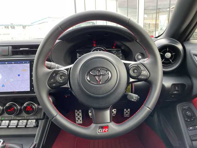 トヨタ ＧＲ８６ RZ 千葉県 2024(令6)年 0.1万km クリスタルホワイトパール メーカーOP/・brembo製ベンチレーテッドディスクブレーキ（フロント：17インチ4ポッド対向キャリパー・リヤ：17インチ2ポッド対向キャリパー)203500円/・SACHS(ZF)アブソーバー55000円/純正9インチナビ/(フルセグTV/BT/CD/DVD/FM/AM)/ブラインドスポットモニター/衝突被害軽減システム/車線逸脱警報/バックカメラ/追従式クルーズコントロール/ハーフレザーシート/横滑り防止装置/ETC2.0/LEDヘッドライト/オートライト/ウィンカーミラー/電動格納ミラー/純正18インチAW/シートヒーター/シートリフター/TVキャンセラー/プッシュスタート/スマートキー/フロアマット/スペアキー/取扱説明書/保証書
