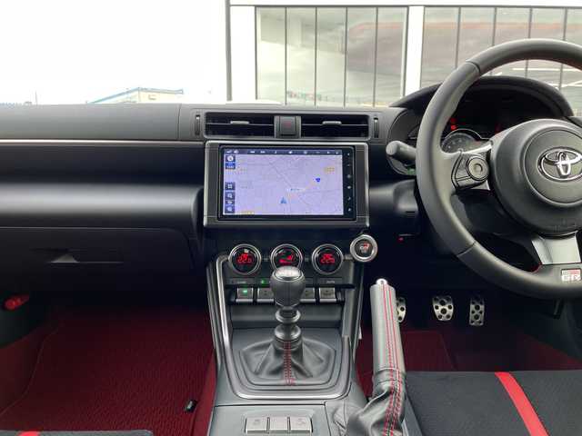 トヨタ ＧＲ８６ RZ 千葉県 2024(令6)年 0.1万km クリスタルホワイトパール メーカーOP/・brembo製ベンチレーテッドディスクブレーキ（フロント：17インチ4ポッド対向キャリパー・リヤ：17インチ2ポッド対向キャリパー)203500円/・SACHS(ZF)アブソーバー55000円/純正9インチナビ/(フルセグTV/BT/CD/DVD/FM/AM)/ブラインドスポットモニター/衝突被害軽減システム/車線逸脱警報/バックカメラ/追従式クルーズコントロール/ハーフレザーシート/横滑り防止装置/ETC2.0/LEDヘッドライト/オートライト/ウィンカーミラー/電動格納ミラー/純正18インチAW/シートヒーター/シートリフター/TVキャンセラー/プッシュスタート/スマートキー/フロアマット/スペアキー/取扱説明書/保証書