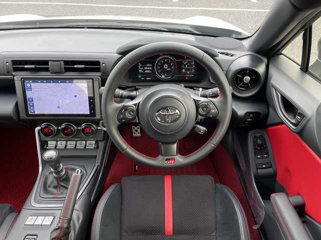 トヨタ ＧＲ８６ RZ 千葉県 2024(令6)年 0.1万km クリスタルホワイトパール メーカーOP/・brembo製ベンチレーテッドディスクブレーキ（フロント：17インチ4ポッド対向キャリパー・リヤ：17インチ2ポッド対向キャリパー)203500円/・SACHS(ZF)アブソーバー55000円/純正9インチナビ/(フルセグTV/BT/CD/DVD/FM/AM)/ブラインドスポットモニター/衝突被害軽減システム/車線逸脱警報/バックカメラ/追従式クルーズコントロール/ハーフレザーシート/横滑り防止装置/ETC2.0/LEDヘッドライト/オートライト/ウィンカーミラー/電動格納ミラー/純正18インチAW/シートヒーター/シートリフター/TVキャンセラー/プッシュスタート/スマートキー/フロアマット/スペアキー/取扱説明書/保証書