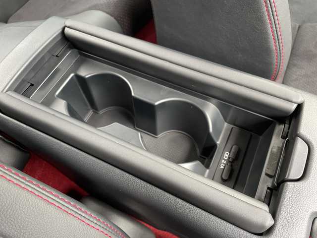 トヨタ ＧＲ８６ RZ 千葉県 2024(令6)年 0.1万km クリスタルホワイトパール メーカーOP/・brembo製ベンチレーテッドディスクブレーキ（フロント：17インチ4ポッド対向キャリパー・リヤ：17インチ2ポッド対向キャリパー)203500円/・SACHS(ZF)アブソーバー55000円/純正9インチナビ/(フルセグTV/BT/CD/DVD/FM/AM)/ブラインドスポットモニター/衝突被害軽減システム/車線逸脱警報/バックカメラ/追従式クルーズコントロール/ハーフレザーシート/横滑り防止装置/ETC2.0/LEDヘッドライト/オートライト/ウィンカーミラー/電動格納ミラー/純正18インチAW/シートヒーター/シートリフター/TVキャンセラー/プッシュスタート/スマートキー/フロアマット/スペアキー/取扱説明書/保証書