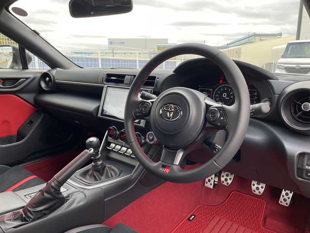 トヨタ ＧＲ８６ RZ 千葉県 2024(令6)年 0.1万km クリスタルホワイトパール メーカーOP/・brembo製ベンチレーテッドディスクブレーキ（フロント：17インチ4ポッド対向キャリパー・リヤ：17インチ2ポッド対向キャリパー)203500円/・SACHS(ZF)アブソーバー55000円/純正9インチナビ/(フルセグTV/BT/CD/DVD/FM/AM)/ブラインドスポットモニター/衝突被害軽減システム/車線逸脱警報/バックカメラ/追従式クルーズコントロール/ハーフレザーシート/横滑り防止装置/ETC2.0/LEDヘッドライト/オートライト/ウィンカーミラー/電動格納ミラー/純正18インチAW/シートヒーター/シートリフター/TVキャンセラー/プッシュスタート/スマートキー/フロアマット/スペアキー/取扱説明書/保証書