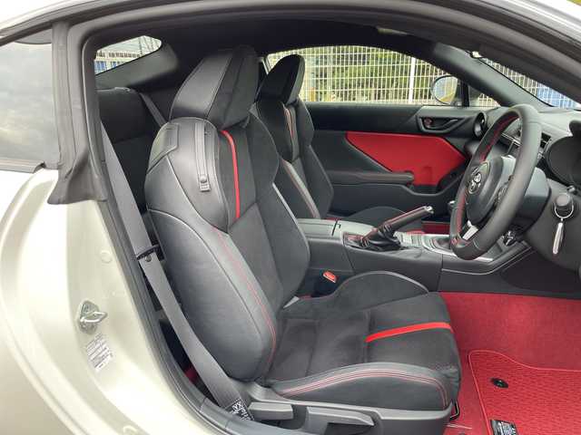 トヨタ ＧＲ８６ RZ 千葉県 2024(令6)年 0.1万km クリスタルホワイトパール メーカーOP/・brembo製ベンチレーテッドディスクブレーキ（フロント：17インチ4ポッド対向キャリパー・リヤ：17インチ2ポッド対向キャリパー)203500円/・SACHS(ZF)アブソーバー55000円/純正9インチナビ/(フルセグTV/BT/CD/DVD/FM/AM)/ブラインドスポットモニター/衝突被害軽減システム/車線逸脱警報/バックカメラ/追従式クルーズコントロール/ハーフレザーシート/横滑り防止装置/ETC2.0/LEDヘッドライト/オートライト/ウィンカーミラー/電動格納ミラー/純正18インチAW/シートヒーター/シートリフター/TVキャンセラー/プッシュスタート/スマートキー/フロアマット/スペアキー/取扱説明書/保証書