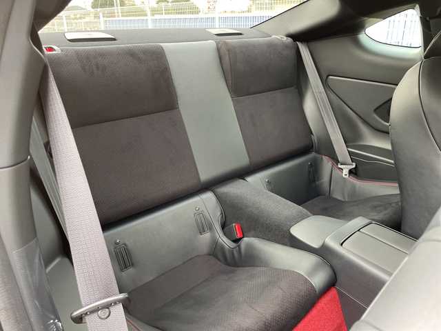 トヨタ ＧＲ８６ RZ 千葉県 2024(令6)年 0.1万km クリスタルホワイトパール メーカーOP/・brembo製ベンチレーテッドディスクブレーキ（フロント：17インチ4ポッド対向キャリパー・リヤ：17インチ2ポッド対向キャリパー)203500円/・SACHS(ZF)アブソーバー55000円/純正9インチナビ/(フルセグTV/BT/CD/DVD/FM/AM)/ブラインドスポットモニター/衝突被害軽減システム/車線逸脱警報/バックカメラ/追従式クルーズコントロール/ハーフレザーシート/横滑り防止装置/ETC2.0/LEDヘッドライト/オートライト/ウィンカーミラー/電動格納ミラー/純正18インチAW/シートヒーター/シートリフター/TVキャンセラー/プッシュスタート/スマートキー/フロアマット/スペアキー/取扱説明書/保証書