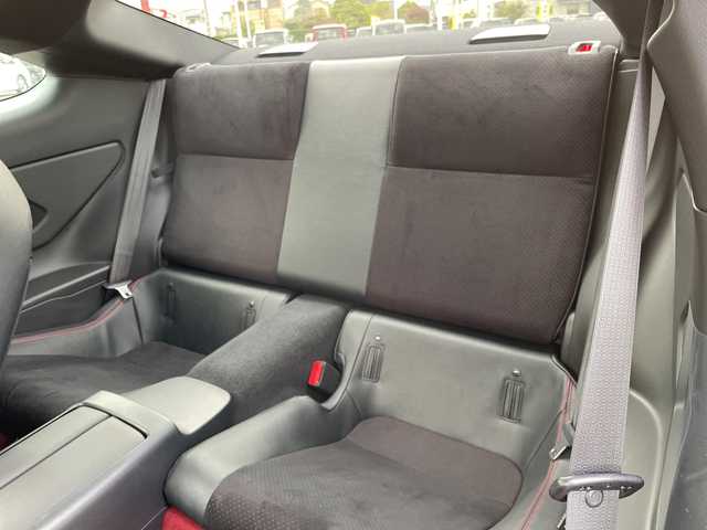 トヨタ ＧＲ８６ RZ 千葉県 2024(令6)年 0.1万km クリスタルホワイトパール メーカーOP/・brembo製ベンチレーテッドディスクブレーキ（フロント：17インチ4ポッド対向キャリパー・リヤ：17インチ2ポッド対向キャリパー)203500円/・SACHS(ZF)アブソーバー55000円/純正9インチナビ/(フルセグTV/BT/CD/DVD/FM/AM)/ブラインドスポットモニター/衝突被害軽減システム/車線逸脱警報/バックカメラ/追従式クルーズコントロール/ハーフレザーシート/横滑り防止装置/ETC2.0/LEDヘッドライト/オートライト/ウィンカーミラー/電動格納ミラー/純正18インチAW/シートヒーター/シートリフター/TVキャンセラー/プッシュスタート/スマートキー/フロアマット/スペアキー/取扱説明書/保証書