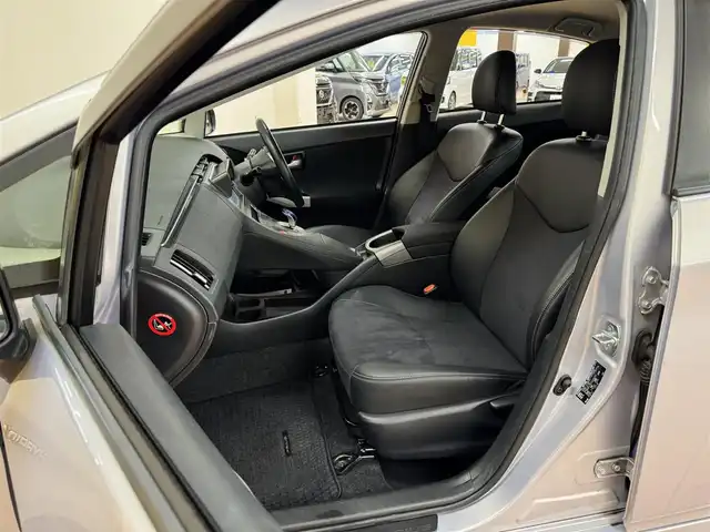 トヨタ プリウス G 群馬県 2014(平26)年 5.8万km ライトパープルマイカ 純正7インチナビ/・フルセグTV/・BT/DVD/CD/SD/・FM/AM/バックカメラ/ビルトインETC/ブラックハーフレザーシート/運転席パワーシート/革巻きステアリング/ステアリングスイッチ/クルーズコントロール/スマートキー/プッシュスタート/LEDヘッドライト/フォグランプ/オートライト/純正15インチAW/純正フロアマット/純正ドアバイザー/電動格納ウィンカーミラー/横滑り防止機能