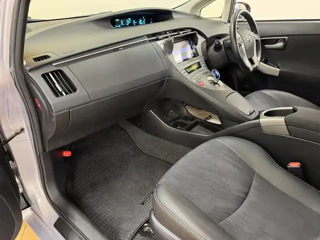 トヨタ プリウス G 群馬県 2014(平26)年 5.8万km ライトパープルマイカ 純正7インチナビ/・フルセグTV/・BT/DVD/CD/SD/・FM/AM/バックカメラ/ビルトインETC/ブラックハーフレザーシート/運転席パワーシート/革巻きステアリング/ステアリングスイッチ/クルーズコントロール/スマートキー/プッシュスタート/LEDヘッドライト/フォグランプ/オートライト/純正15インチAW/純正フロアマット/純正ドアバイザー/電動格納ウィンカーミラー/横滑り防止機能