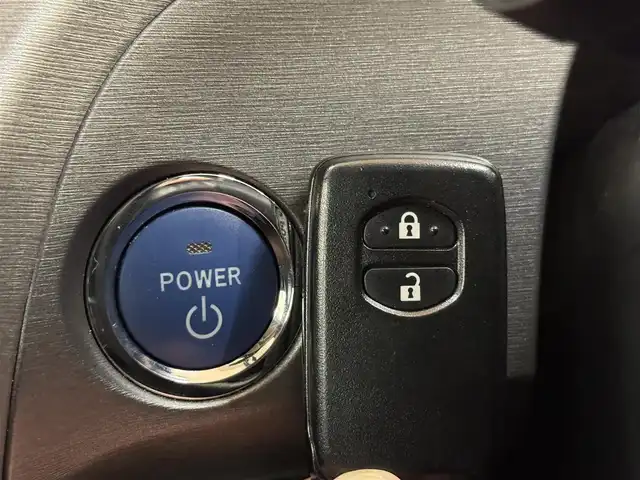 トヨタ プリウス G 群馬県 2014(平26)年 5.8万km ライトパープルマイカ 純正7インチナビ/・フルセグTV/・BT/DVD/CD/SD/・FM/AM/バックカメラ/ビルトインETC/ブラックハーフレザーシート/運転席パワーシート/革巻きステアリング/ステアリングスイッチ/クルーズコントロール/スマートキー/プッシュスタート/LEDヘッドライト/フォグランプ/オートライト/純正15インチAW/純正フロアマット/純正ドアバイザー/電動格納ウィンカーミラー/横滑り防止機能