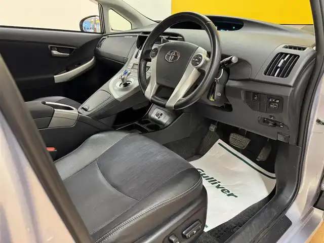 トヨタ プリウス G 群馬県 2014(平26)年 5.8万km ライトパープルマイカ 純正7インチナビ/・フルセグTV/・BT/DVD/CD/SD/・FM/AM/バックカメラ/ビルトインETC/ブラックハーフレザーシート/運転席パワーシート/革巻きステアリング/ステアリングスイッチ/クルーズコントロール/スマートキー/プッシュスタート/LEDヘッドライト/フォグランプ/オートライト/純正15インチAW/純正フロアマット/純正ドアバイザー/電動格納ウィンカーミラー/横滑り防止機能