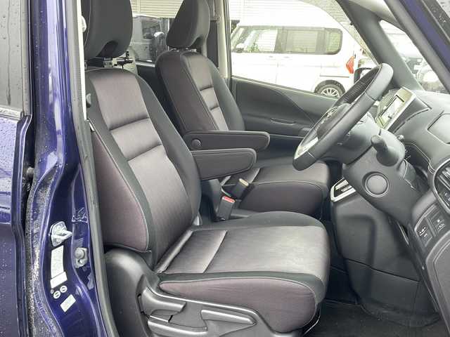 日産 セレナ ハイウェイスター 道北・旭川 2016(平28)年 4万km アズライトブルー /4WD//禁煙車//純正SDナビ//CD/DVD/SD/MSV/USB/AUX/BT/フルセグ//アラウンドビューモニター//後席モニター//パーキングアシスト//プロパイロット//エマージェンシーブレーキ//レーダークルーズコントロール//レーンキープアシスト//ハンドル支援//コーナーセンサー//アイドリングストップ//ハンズフリー左パワースライドドア//オートライト//ＬＥＤヘッドライト//フォグライト//ＥＴＣ//ドライブレコーダー//サンシェード//フロアマット//ドアバイザー