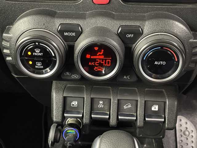 スズキ ジムニー XC 埼玉県 2022(令4)年 2.8万km ジャングルグリーン 純正ナビ/　(Bluetooth/DVD/CD/USB/iPod/SD)/フルセグテレビ/バックカメラ/ビルトインETC/ドライブレコーダー/デジタルインナーミラー/クルーズコントロール/衝突被害軽減ブレーキ/車線逸脱警報/運転席・助手席シートヒーター/ダウンヒルアシストコントロール/ヒーテッドドアミラー/プッシュスタート/社外フロアマット/純正16インチアルミホイール