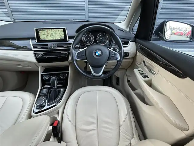 ＢＭＷ ２１８ｄ アクティブツアラー ラグジュアリー 茨城県 2016(平28)年 2.6万km メディテラニアンブルー コンフォ-トパッケージ /パ-キングサポ-トパッケージ /ベ-ジュ革 /シートヒーター /M付PWシ-ト /PWテ-ルゲ-ト /コンフォ-トアクセス /インテリジェントSFT /LDW /ナビ /BT /USB/DVD/CD /バックカメラ /PDC /LEDヘッドライト /オートライト/純正16インチAW /ETC2.0 /禁煙車