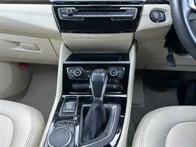 ＢＭＷ ２１８ｄ アクティブツアラー ラグジュアリー 茨城県 2016(平28)年 2.6万km メディテラニアンブルー コンフォ-トパッケージ /パ-キングサポ-トパッケージ /ベ-ジュ革 /シートヒーター /M付PWシ-ト /PWテ-ルゲ-ト /コンフォ-トアクセス /インテリジェントSFT /LDW /ナビ /BT /USB/DVD/CD /バックカメラ /PDC /LEDヘッドライト /オートライト/純正16インチAW /ETC2.0 /禁煙車