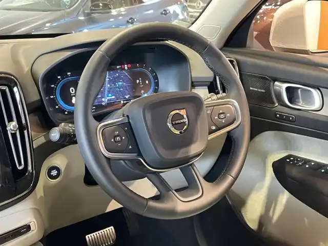 ボルボ ボルボ ＸＣ４０ ウルトラ B4 AWD 道央・札幌 2024(令6)年 0.4万km ベージュ Googleナビ/USB/Bluetooth/360°カメラ/ワイヤレスチャージング/harman/kardonサラウンド/ステアリングヒーター/本革シート/シートヒーター/ACC/BLIS/LKA/CTA/パイロットアシスト/オレフォス社製クリスタルシフトノブ/ピクセルLEDヘッドライト/パワーテールゲート/純正ドライブレコーダー