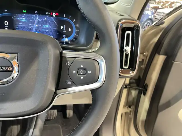 ボルボ ボルボ ＸＣ４０ ウルトラ B4 AWD 道央・札幌 2024(令6)年 0.4万km ベージュ Googleナビ/USB/Bluetooth/360°カメラ/ワイヤレスチャージング/harman/kardonサラウンド/ステアリングヒーター/本革シート/シートヒーター/ACC/BLIS/LKA/CTA/パイロットアシスト/オレフォス社製クリスタルシフトノブ/ピクセルLEDヘッドライト/パワーテールゲート/純正ドライブレコーダー