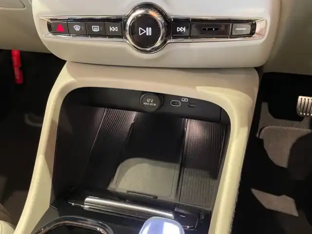 ボルボ ボルボ ＸＣ４０ ウルトラ B4 AWD 道央・札幌 2024(令6)年 0.4万km ベージュ Googleナビ/USB/Bluetooth/360°カメラ/ワイヤレスチャージング/harman/kardonサラウンド/ステアリングヒーター/本革シート/シートヒーター/ACC/BLIS/LKA/CTA/パイロットアシスト/オレフォス社製クリスタルシフトノブ/ピクセルLEDヘッドライト/パワーテールゲート/純正ドライブレコーダー