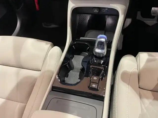 ボルボ ボルボ ＸＣ４０ ウルトラ B4 AWD 道央・札幌 2024(令6)年 0.4万km ベージュ Googleナビ/USB/Bluetooth/360°カメラ/ワイヤレスチャージング/harman/kardonサラウンド/ステアリングヒーター/本革シート/シートヒーター/ACC/BLIS/LKA/CTA/パイロットアシスト/オレフォス社製クリスタルシフトノブ/ピクセルLEDヘッドライト/パワーテールゲート/純正ドライブレコーダー