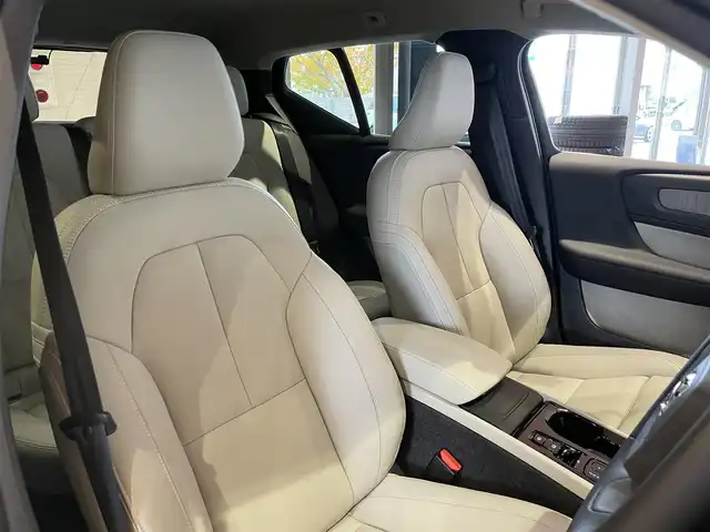 ボルボ ボルボ ＸＣ４０ ウルトラ B4 AWD 道央・札幌 2024(令6)年 0.4万km ベージュ Googleナビ/USB/Bluetooth/360°カメラ/ワイヤレスチャージング/harman/kardonサラウンド/ステアリングヒーター/本革シート/シートヒーター/ACC/BLIS/LKA/CTA/パイロットアシスト/オレフォス社製クリスタルシフトノブ/ピクセルLEDヘッドライト/パワーテールゲート/純正ドライブレコーダー
