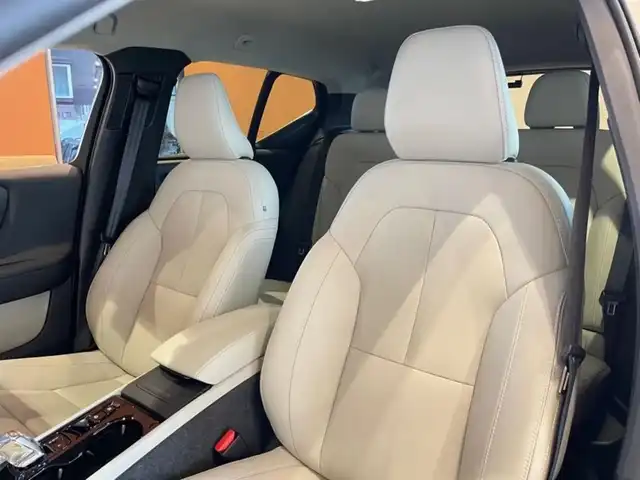 ボルボ ボルボ ＸＣ４０ ウルトラ B4 AWD 道央・札幌 2024(令6)年 0.4万km ベージュ Googleナビ/USB/Bluetooth/360°カメラ/ワイヤレスチャージング/harman/kardonサラウンド/ステアリングヒーター/本革シート/シートヒーター/ACC/BLIS/LKA/CTA/パイロットアシスト/オレフォス社製クリスタルシフトノブ/ピクセルLEDヘッドライト/パワーテールゲート/純正ドライブレコーダー