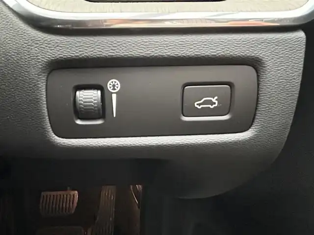 ボルボ ＸＣ６０ D4 AWD インスクリプション 青森県 2020(令2)年 2.6万km ブライトシルバーM 純正ナビ/(フルセグTV/CD/DVD/Bluetooth)/全周囲カメラ/ヘッドアップディスプレイ/前後ドライブレコーダー/全席シートヒーター/前席パワーシート/ルーフレール/サンルーフ/前後コーナーセンサー/レーンキープアシスト/ブラインドスポットモニター/パーキングアシスト/4WD/純正アルミホイール/純正フロアマット/スマートキー/スペアキー/オートライト/プッシュエンジンスタート