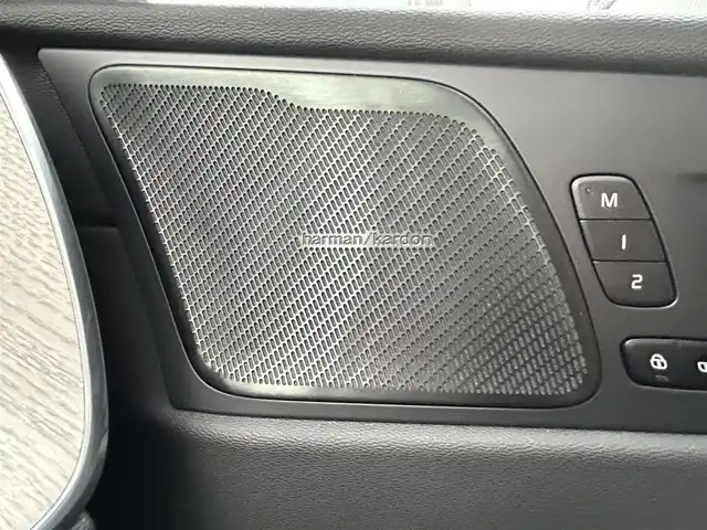 ボルボ ＸＣ６０ D4 AWD インスクリプション 青森県 2020(令2)年 2.6万km ブライトシルバーM 純正ナビ/(フルセグTV/CD/DVD/Bluetooth)/全周囲カメラ/ヘッドアップディスプレイ/前後ドライブレコーダー/全席シートヒーター/前席パワーシート/ルーフレール/サンルーフ/前後コーナーセンサー/レーンキープアシスト/ブラインドスポットモニター/パーキングアシスト/4WD/純正アルミホイール/純正フロアマット/スマートキー/スペアキー/オートライト/プッシュエンジンスタート