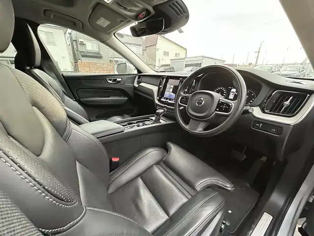 ボルボ ＸＣ６０ D4 AWD インスクリプション 青森県 2020(令2)年 2.6万km ブライトシルバーM 純正ナビ/(フルセグTV/CD/DVD/Bluetooth)/全周囲カメラ/ヘッドアップディスプレイ/前後ドライブレコーダー/全席シートヒーター/前席パワーシート/ルーフレール/サンルーフ/前後コーナーセンサー/レーンキープアシスト/ブラインドスポットモニター/パーキングアシスト/4WD/純正アルミホイール/純正フロアマット/スマートキー/スペアキー/オートライト/プッシュエンジンスタート