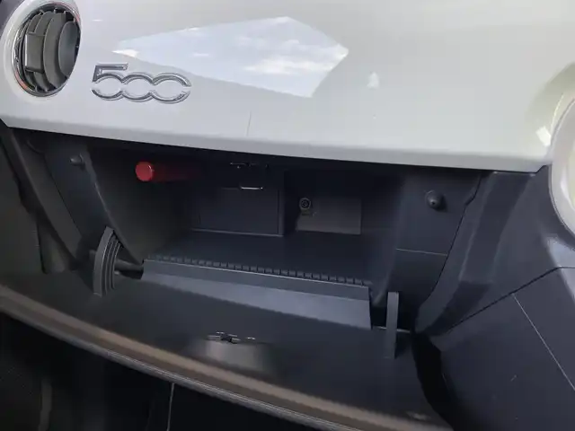 フィアット ５００ ツインエア ラウンジ 愛知県 2016(平28)年 2万km ボサノバホワイト 社外メモリナビ/バックカメラ/フルセグTV/CD/DVD再生/Bluetooth/ガラスルーフ/HIDヘッドライト/純正15インチアルミホイル/アイドリングストップ/ステアリングスイッチ/ETC/フロント/リアフォグライト/ドラレコ