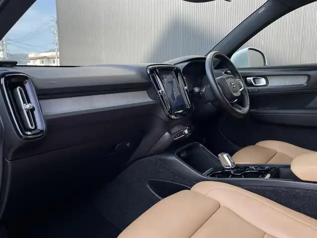 ボルボ ＸＣ４０ T4 AWD インスクリプション 長野県 2018(平30)年 3.3万km 白 レザーシート /クリスタルノブ /純正ナビ（AM/FM/BT/TV） /harman/kardonサウンド/ACC/LKA /BSM /360°カメラ /CarPlay /全席シートヒーター /Pシート（D席/N席） /PWBドア /LEDヘッドライト /４WD /プッシュスタート /ETC /アイドリングストップ