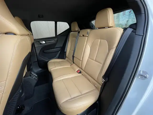 ボルボ ＸＣ４０ T4 AWD インスクリプション 長野県 2018(平30)年 3.3万km 白 レザーシート /クリスタルノブ /純正ナビ（AM/FM/BT/TV） /harman/kardonサウンド/ACC/LKA /BSM /360°カメラ /CarPlay /全席シートヒーター /Pシート（D席/N席） /PWBドア /LEDヘッドライト /４WD /プッシュスタート /ETC /アイドリングストップ