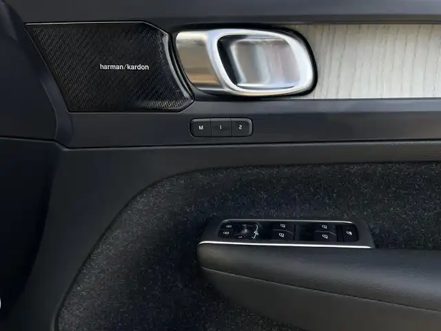 ボルボ ＸＣ４０ T4 AWD インスクリプション 長野県 2018(平30)年 3.3万km 白 レザーシート /クリスタルノブ /純正ナビ（AM/FM/BT/TV） /harman/kardonサウンド/ACC/LKA /BSM /360°カメラ /CarPlay /全席シートヒーター /Pシート（D席/N席） /PWBドア /LEDヘッドライト /４WD /プッシュスタート /ETC /アイドリングストップ
