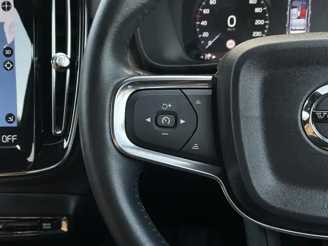 ボルボ ＸＣ４０ T4 AWD インスクリプション 長野県 2018(平30)年 3.3万km 白 レザーシート /クリスタルノブ /純正ナビ（AM/FM/BT/TV） /harman/kardonサウンド/ACC/LKA /BSM /360°カメラ /CarPlay /全席シートヒーター /Pシート（D席/N席） /PWBドア /LEDヘッドライト /４WD /プッシュスタート /ETC /アイドリングストップ