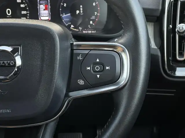 ボルボ ＸＣ４０ T4 AWD インスクリプション 長野県 2018(平30)年 3.3万km 白 レザーシート /クリスタルノブ /純正ナビ（AM/FM/BT/TV） /harman/kardonサウンド/ACC/LKA /BSM /360°カメラ /CarPlay /全席シートヒーター /Pシート（D席/N席） /PWBドア /LEDヘッドライト /４WD /プッシュスタート /ETC /アイドリングストップ