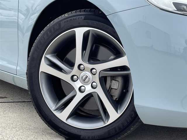 ボルボ Ｖ４０ T3 モメンタム 東京都 2017(平29)年 5.3万km アマゾンブルー 純正ナビ/フルセグTV/バックモニター/衝突被害軽減ブレーキ/レーンキープアシスト/ブラインドスポットモニター/クルーズコントロール/ドライブレコーダー/ETC/ステアリングスイッチ/フルオートエアコン/スマートキー/プッシュスタート/サイドエアバック/カーテンエアバック/電動パワーシート/純正17インチアルミホイール/純正LEDヘッドライト