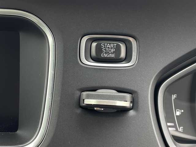 ボルボ Ｖ４０ T3 モメンタム 東京都 2017(平29)年 5.3万km アマゾンブルー 純正ナビ/フルセグTV/バックモニター/衝突被害軽減ブレーキ/レーンキープアシスト/ブラインドスポットモニター/クルーズコントロール/ドライブレコーダー/ETC/ステアリングスイッチ/フルオートエアコン/スマートキー/プッシュスタート/サイドエアバック/カーテンエアバック/電動パワーシート/純正17インチアルミホイール/純正LEDヘッドライト