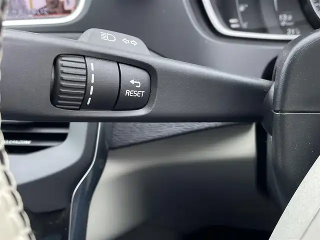 ボルボ Ｖ４０ T3 モメンタム 東京都 2017(平29)年 5.3万km アマゾンブルー 純正ナビ/フルセグTV/バックモニター/衝突被害軽減ブレーキ/レーンキープアシスト/ブラインドスポットモニター/クルーズコントロール/ドライブレコーダー/ETC/ステアリングスイッチ/フルオートエアコン/スマートキー/プッシュスタート/サイドエアバック/カーテンエアバック/電動パワーシート/純正17インチアルミホイール/純正LEDヘッドライト