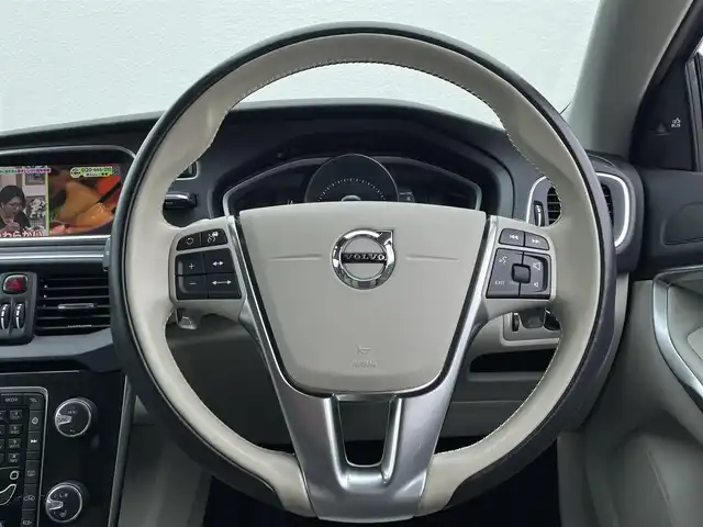 ボルボ Ｖ４０ T3 モメンタム 東京都 2017(平29)年 5.3万km アマゾンブルー 純正ナビ/フルセグTV/バックモニター/衝突被害軽減ブレーキ/レーンキープアシスト/ブラインドスポットモニター/クルーズコントロール/ドライブレコーダー/ETC/ステアリングスイッチ/フルオートエアコン/スマートキー/プッシュスタート/サイドエアバック/カーテンエアバック/電動パワーシート/純正17インチアルミホイール/純正LEDヘッドライト